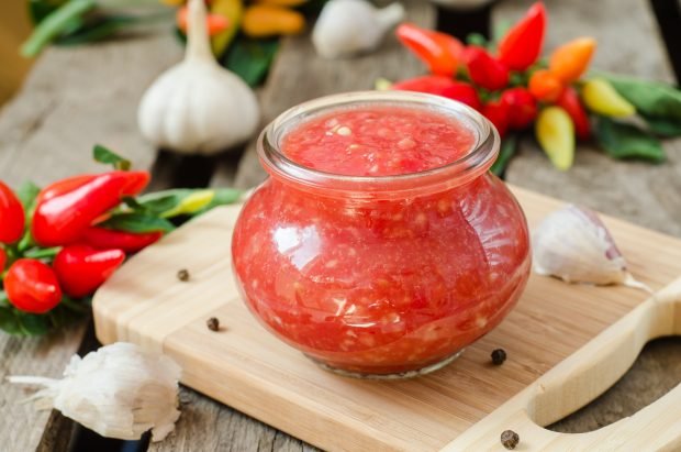 Ajika from tomatoes with garlic, pepper and vinegar Ajika from tomatoes with garlic, pepper and vinegar