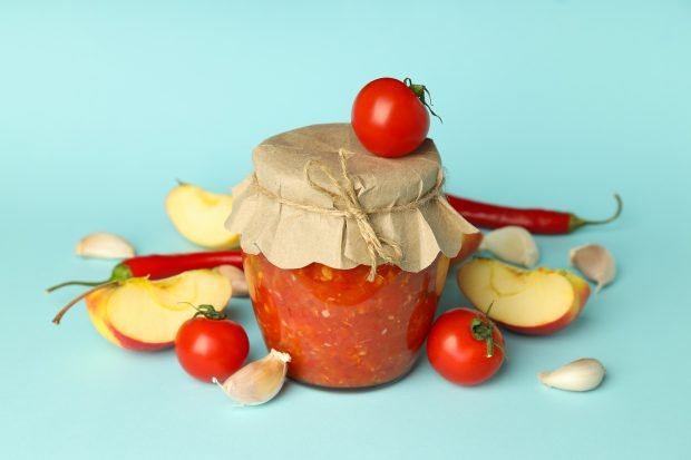 Ajika with apples and tomatoes for the winter Ajika with apples and tomatoes for the winter