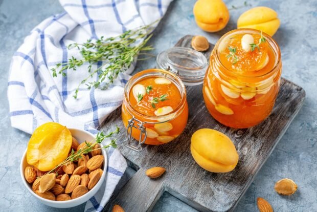 Apricot jam with almonds Apricot jam with almonds