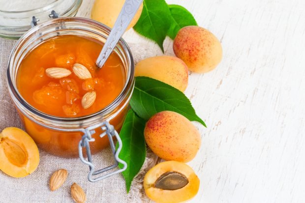 Apricot jam with kernels from bones Apricot jam with kernels from bones