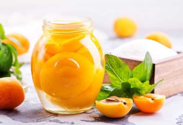 Apricots halves in syrup for the winter without sterilization Apricots halves in syrup for the winter without sterilization