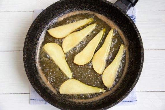 Arugula salad, caramelized pear and Gorgonzole - recipe photo, step 4