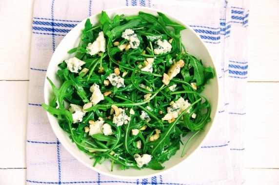 Arugula salad, caramelized pear and Gorgonzole - recipe photo, step 6