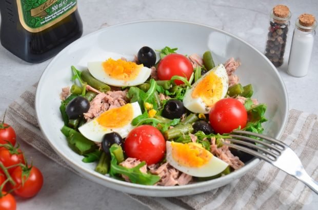 Arugula salad, olives and tuna Arugula salad, olives and tuna