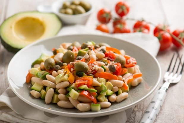 Avocado salad, beans and olives Avocado salad, beans and olives