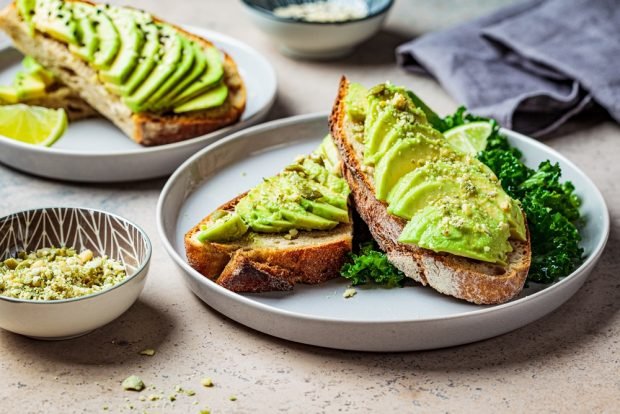 Avocado sandwiches and pistachios