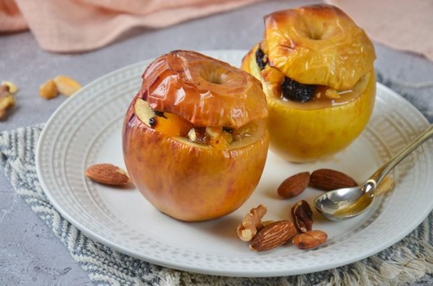 Baked apples with dried fruits Baked apples with dried fruits