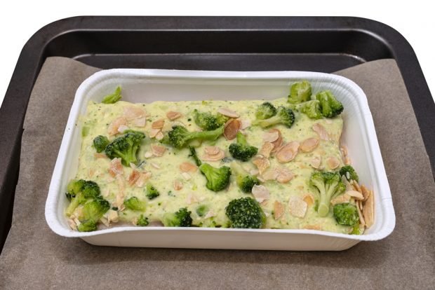 Baked pollock with broccoli and sour cream Baked pollock with broccoli and sour cream