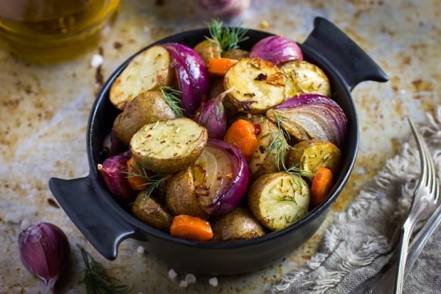 Baked potatoes with onions in pots Baked potatoes with onions in pots