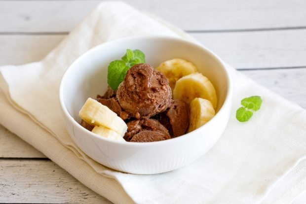 Banana and cocoa ice cream at home Banana and cocoa ice cream at home