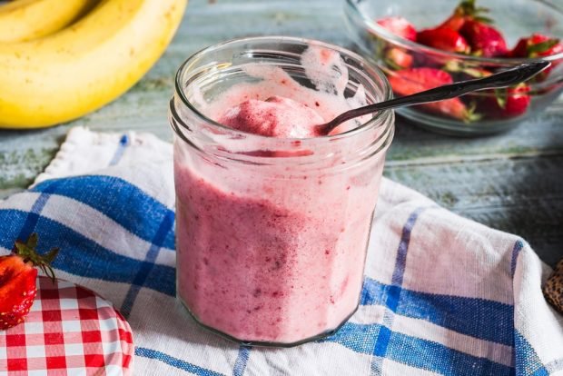 Banana and strawberry ice cream at home Banana and strawberry ice cream at home
