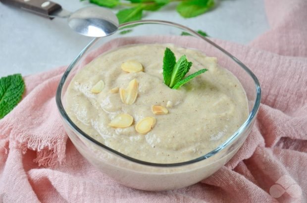 Banana mousse with almonds
