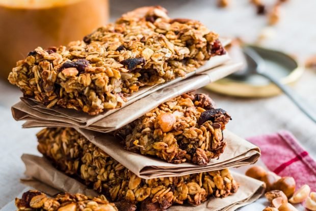 Bars with nuts and oatmeal