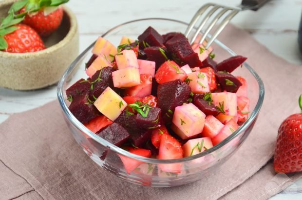 Beetroot and strawberry salad