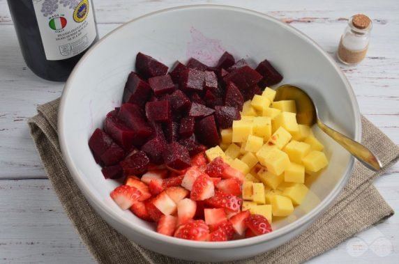 Beetroot and strawberry salad - recipe photo, step 2