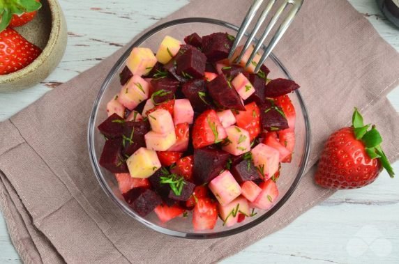 Beetroot and strawberry salad - recipe photo, step 4