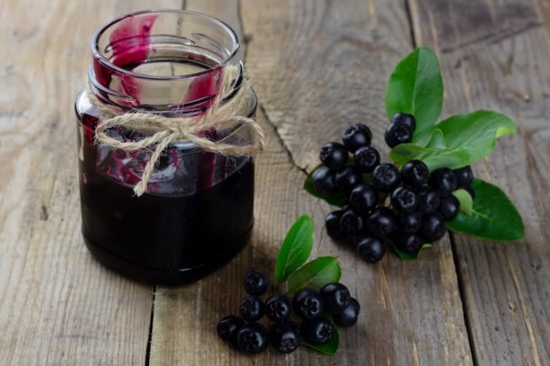 Black -fruited rowan sauce for meat for the winter Black -fruited rowan sauce for meat for the winter