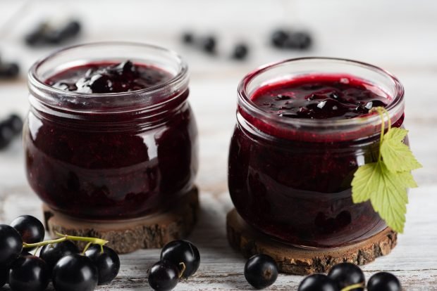 Blackcurrant jam without sterilization
