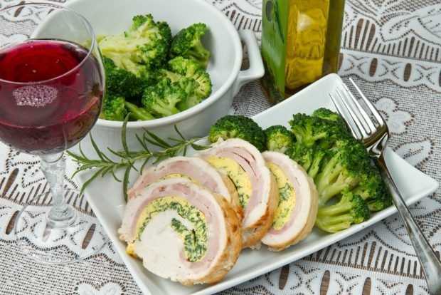 Broccoli and ham turkey roulet Broccoli and ham turkey roulet