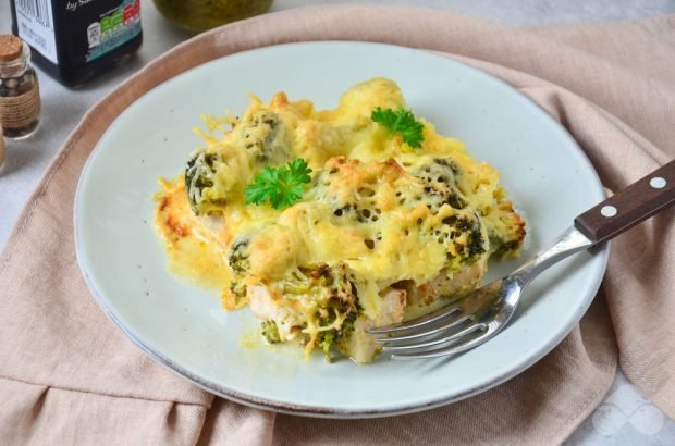 Broccoli chicken under cheese Broccoli chicken under cheese