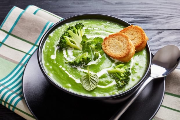Broccoli puree soup with mint