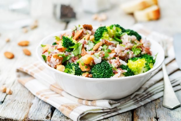 Broccoli salad, rice, chickpeas and almond Broccoli salad, rice, chickpeas and almond