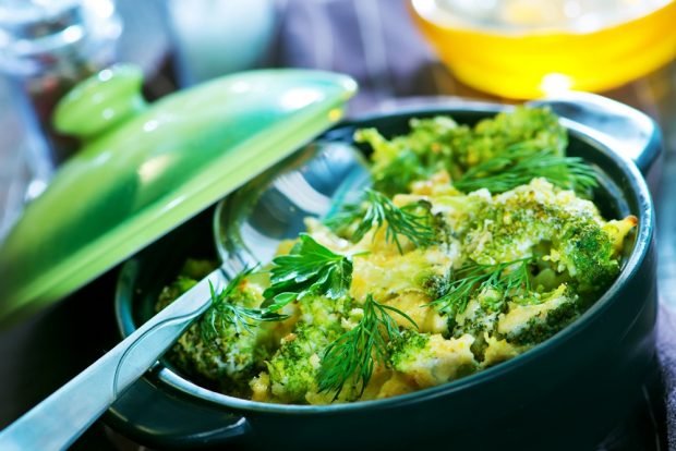 Broccoli with cheese in pots