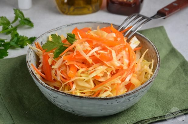 Cabbage salad with carrots and bell pepper