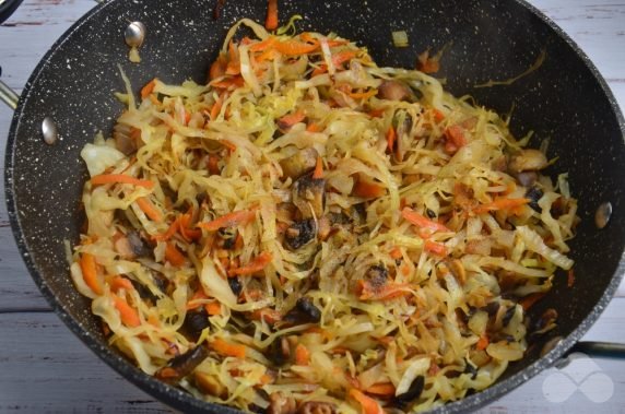Cabbage stewed with champignons - recipe photo, step 4