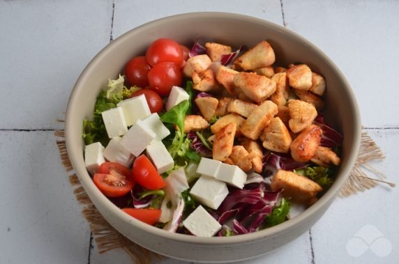 Caesar salad with chicken and feta - recipe photo, step 3