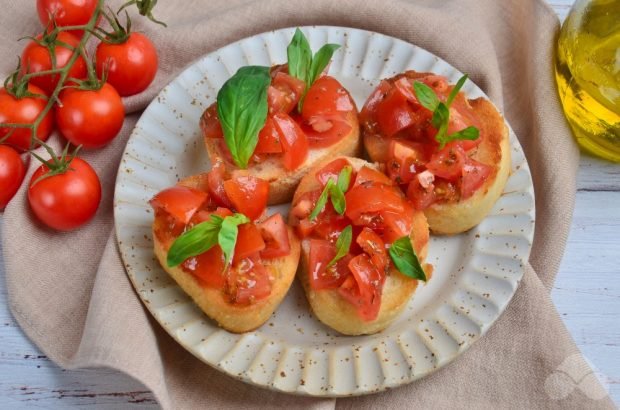 Canapes with tomatoes and basil