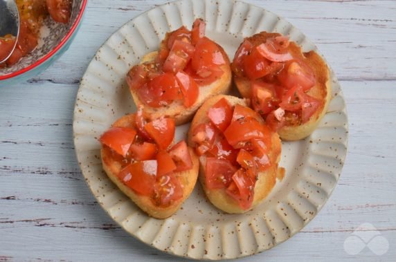 Canapes with tomatoes and basil - recipe photo, step 2