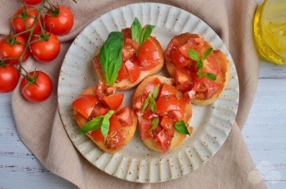 Canapes with tomatoes and basil - recipe photo, step 3