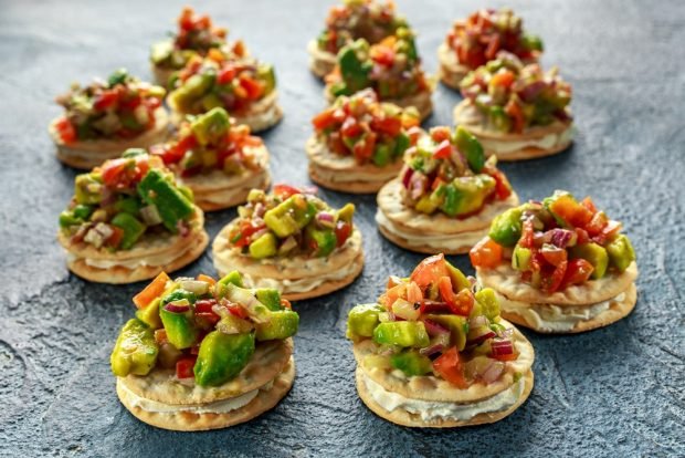 Canapes with vegetable salsa and cottage cheese Canapes with vegetable salsa and cottage cheese