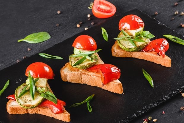 Canapes with vegetables-croils and herbs Canapes with vegetables-croils and herbs