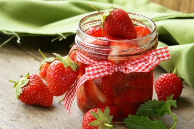 Canned strawberries in syrup Canned strawberries in syrup