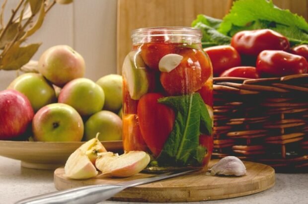 Canned tomatoes with apples without vinegar Canned tomatoes with apples without vinegar