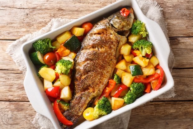 Carp with vegetables in the oven