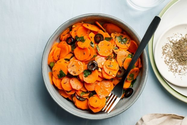 Carrot salad with parsley and olives Carrot salad with parsley and olives