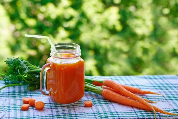 Carrot smoothie in a blender