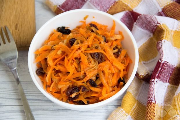 Carrots, apples and raisins