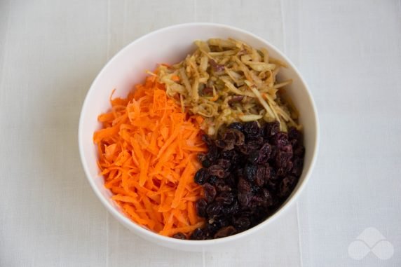 Carrots, apples and raisins - recipe photo, step 2