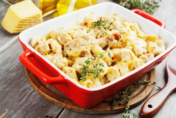 Casserole of colored cabbage with chicken and cheese Casserole of colored cabbage with chicken and cheese