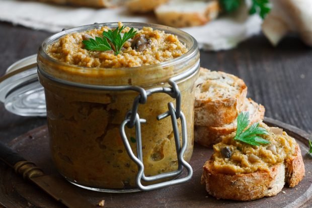 Caviar from champignons with carrots and onions through a meat grinder Caviar from champignons with carrots and onions through a meat grinder