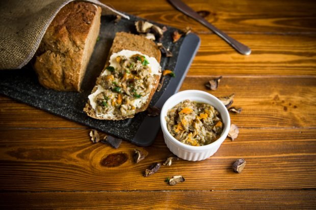 Caviar from loads for the winter through a meat grinder