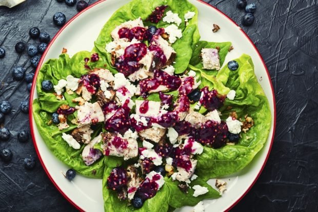Chicken and blueberry salad
