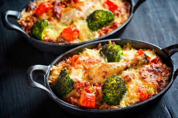 Chicken legs with broccoli and vegetables under cheese Chicken legs with broccoli and vegetables under cheese