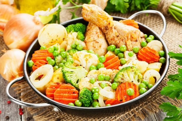 Chicken legs with vegetables and green peas Chicken legs with vegetables and green peas