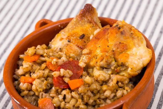 Chicken with barley porridge in pots Chicken with barley porridge in pots