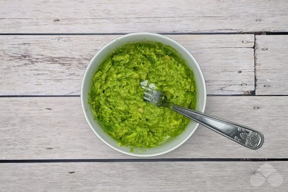 Classic guacamole with avocado - recipe photo, step 5